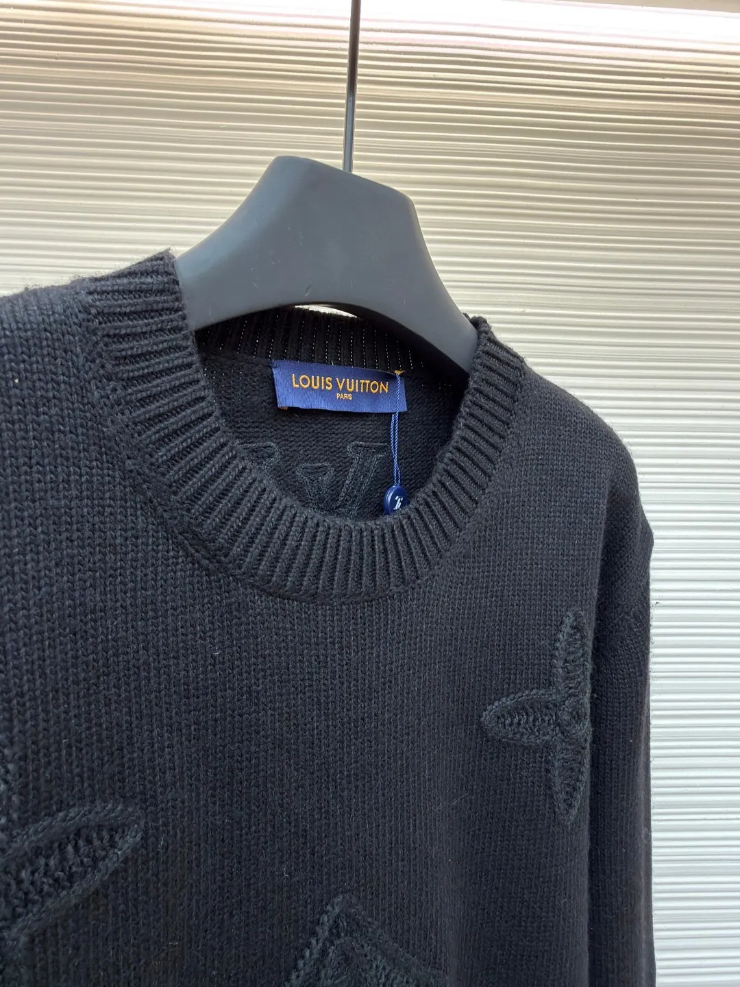 LOUIS VUITTON SKI ski series knitted hollow jacquard sweater ●Original version: purchased and developed by 27989 ●Item number: 1681815-B00 ●Fabric: wool blended fabric ●Technology: knitted jacquard production ●Color: black ●Version: fitted version ●Weight: about 665 grams ●Size: S-M-L-XL ●Description: Made of high-count worsted wool blended fabric, with fine plain stitch as the base, the brand's iconic elements Monogram four-leaf flower, diamond pattern, and LV letter logo are presented through three-dimensional jacquard technology. They are all raised in the same color texture. The texture is full and soft to the touch, taking into account low-key texture and brand recognition. The collar, cuffs and hem are ribbed, and the elastic knitted structure ensures fit and durability. The body is slightly loosely cut, and the jacquard texture is evenly distributed without excess threads. The overall craftsmanship reflects the fine workmanship and high-end texture of luxury knitted items. The overall wiring is straight and delicate, the fabric is comfortable and soft, and the color is consistent without color difference. It can be matched with the same style to create a fashionable look and control various occasions. Customized accessories, complete with three standards, same style for men and women!